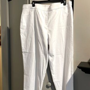 Alfred Dunner pull on white ankle pants. Size 22W NWT